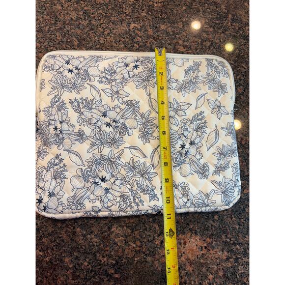 NWOT 13" Laptop Sleeve Quilted White with Blue Floral Print - Picture 7 of 9